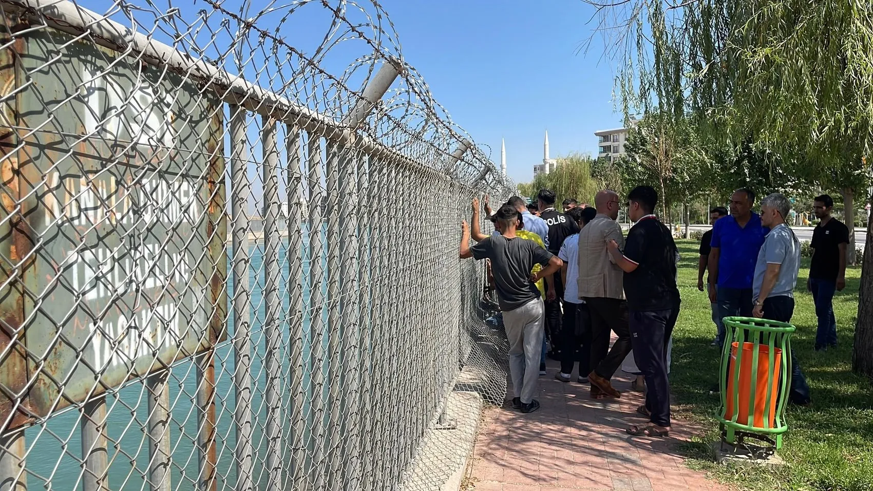 Şanlıurfa valilik korumaları kanalda boğulmak üzere olan iki çocuğu son anda kurtardı