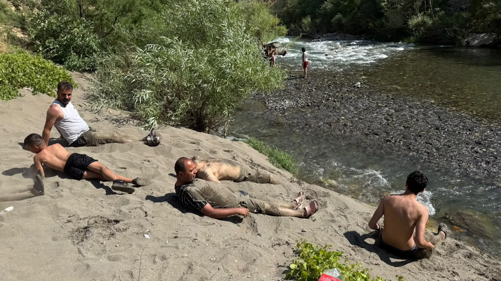 Hakkari Şine Deresi sıcaklarda serinlemek isteyenlerin uğrak noktası oldu