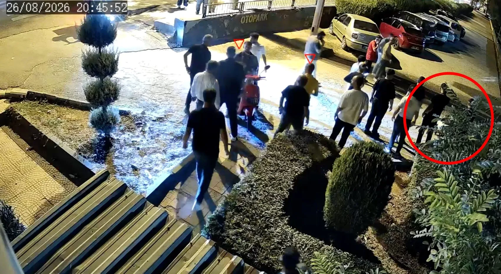 Boşanma aşamasındaki eşini parkta vurup çocuğuyla kaçtı