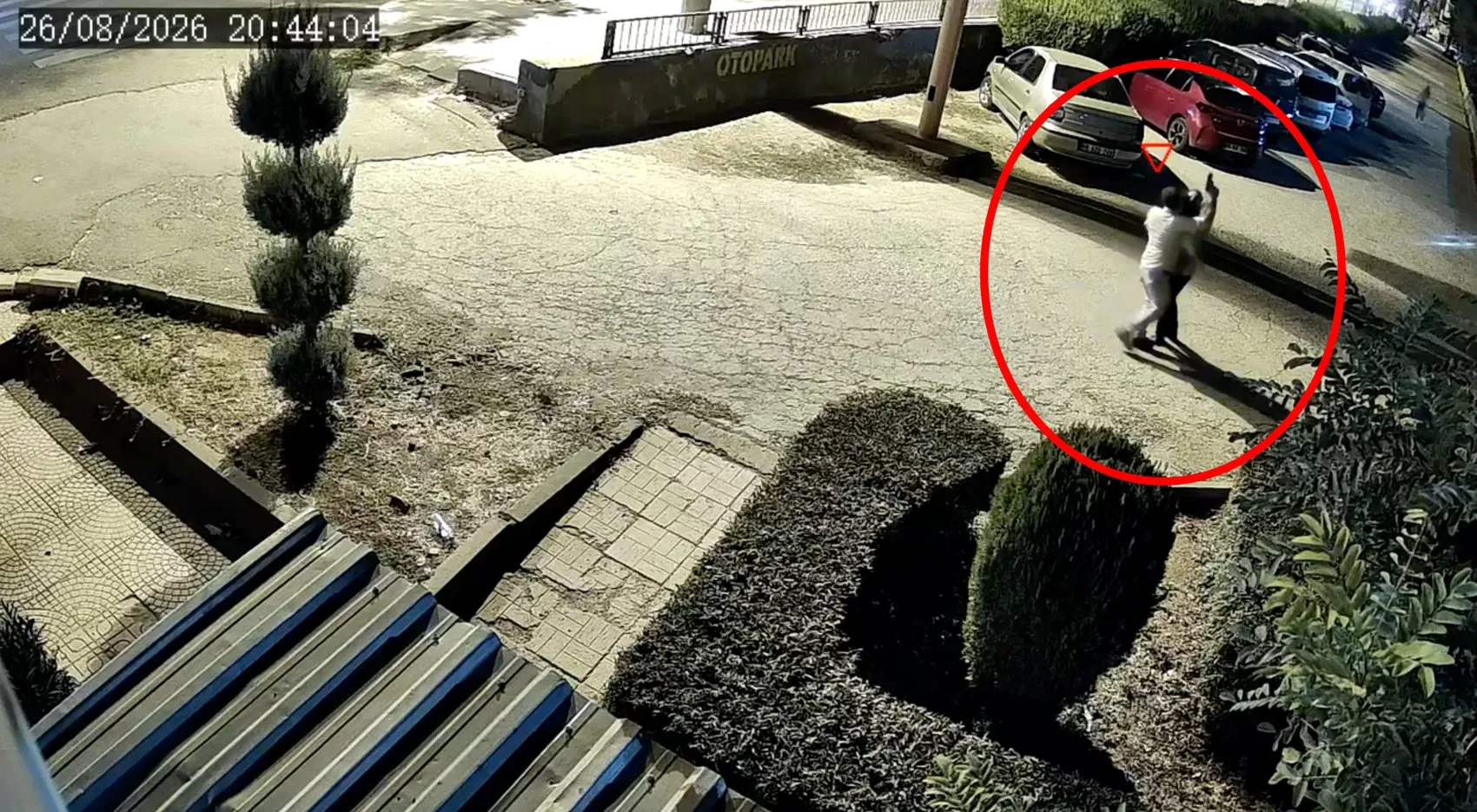 Boşanma aşamasındaki eşini parkta vurup çocuğuyla kaçtı