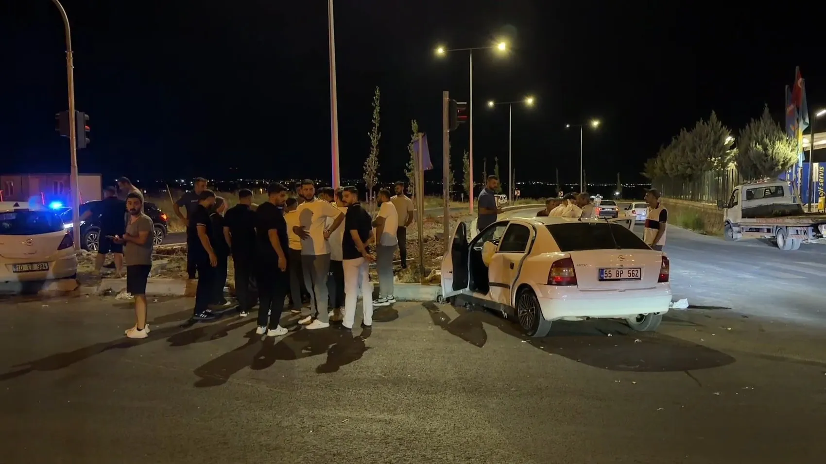 Diyarbakır Mardin yolundaki kavşakta iki araç birbirine girdi