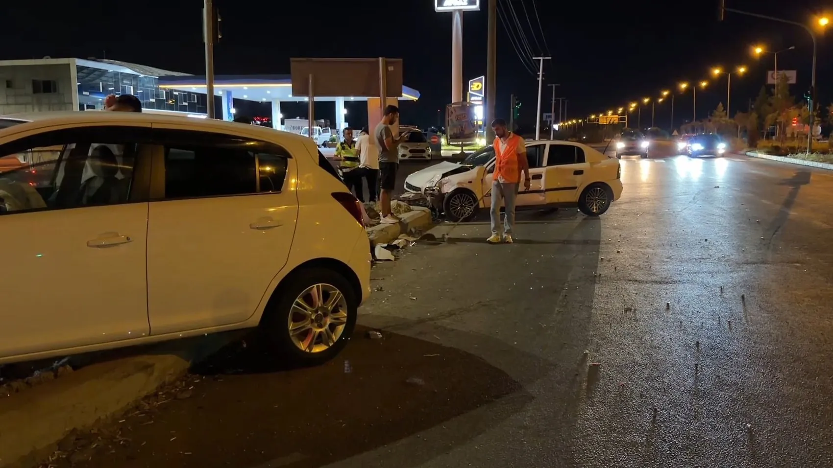 Diyarbakır Mardin yolundaki kavşakta iki araç birbirine girdi