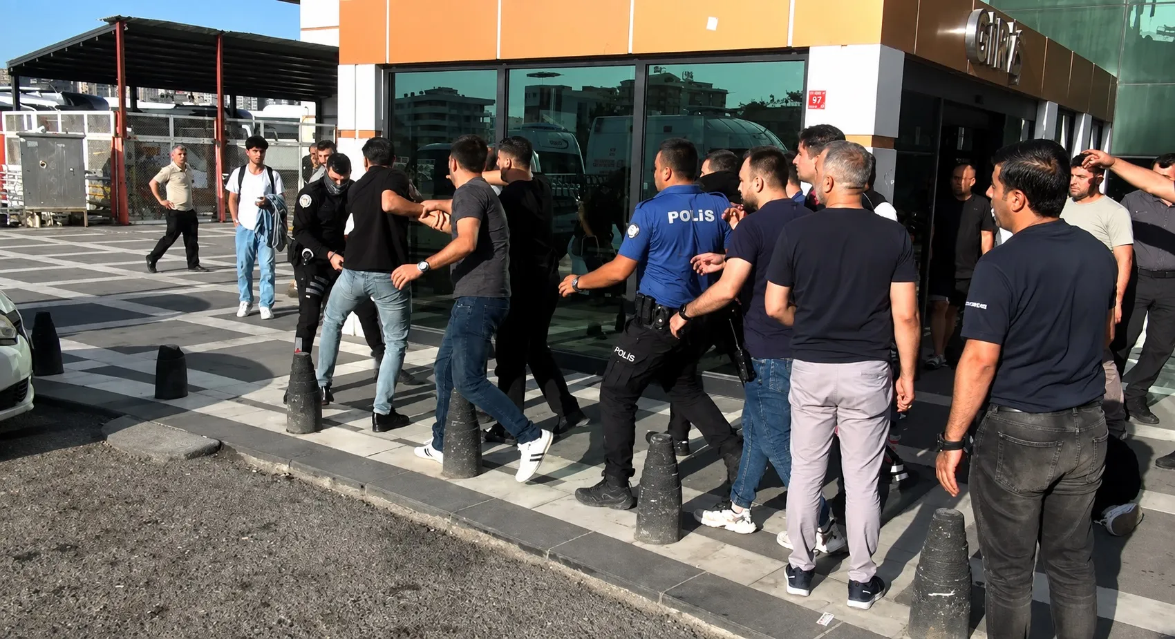 Şanlıurfa Otogarında Taşlı Sopalı Kavga Çıktı