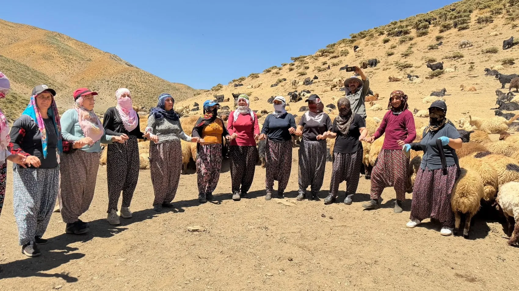 Hakkari yaylalarında mesai bitimi halayla gelen neşe