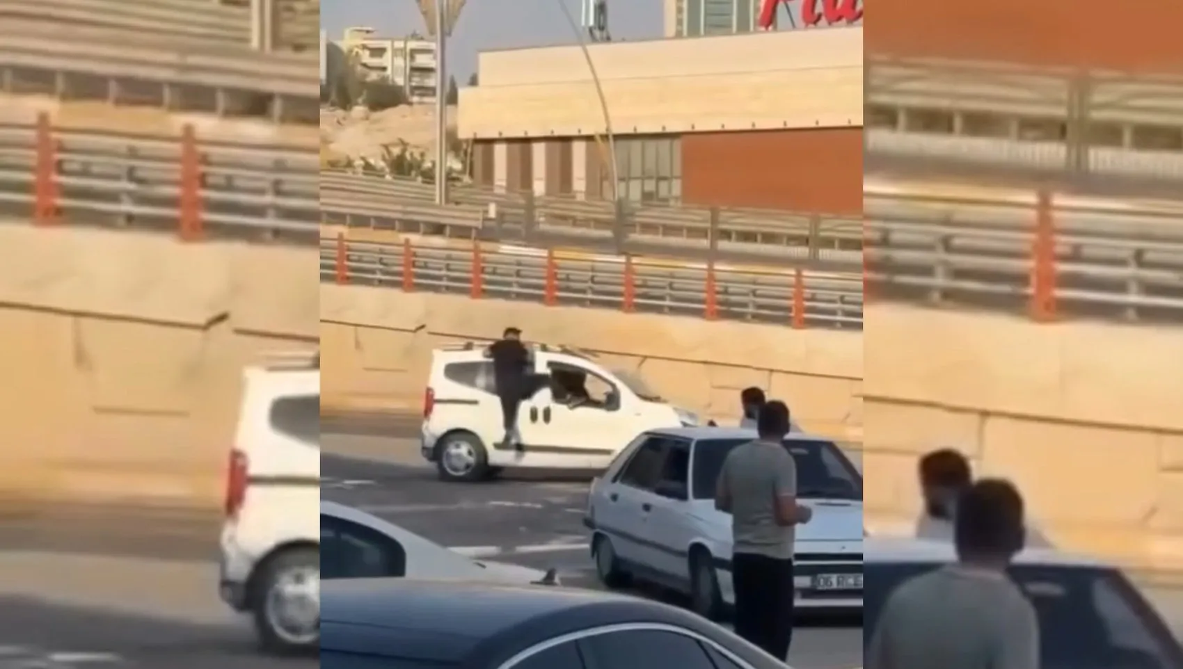 Şanlıurfa sokaklarında hareket halindeki araca tutunarak içeri girmeye çalıştı