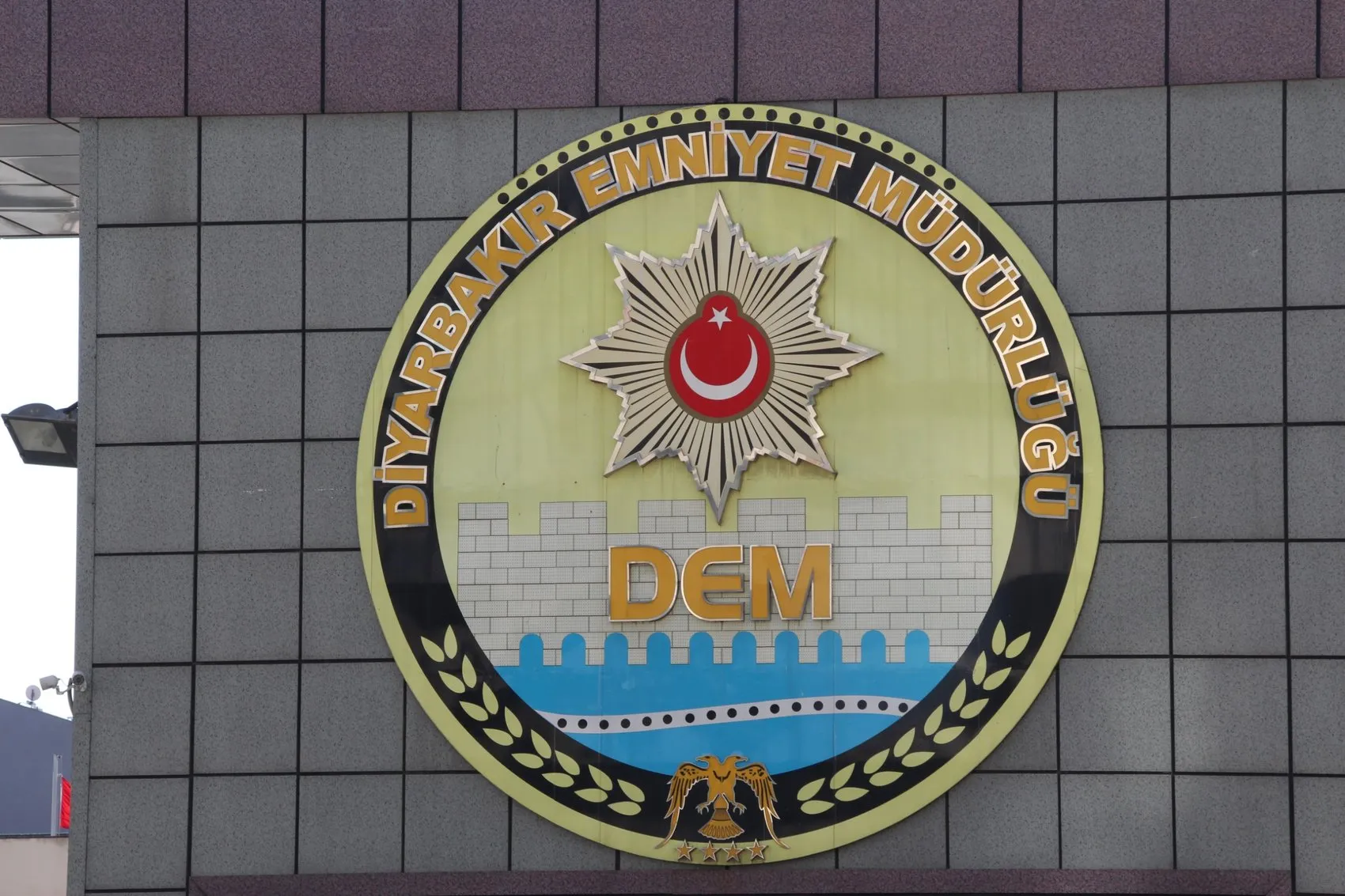 Diyarbakırda kafede oturan kişiye ağaç arkasından silahlı saldırı düzenlendi