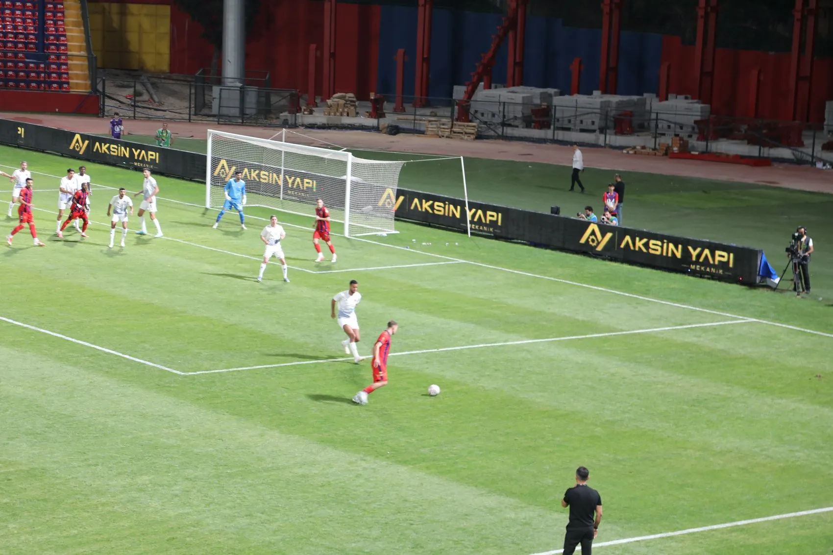 Van Spor son dakikada beraberliği kurtardı
