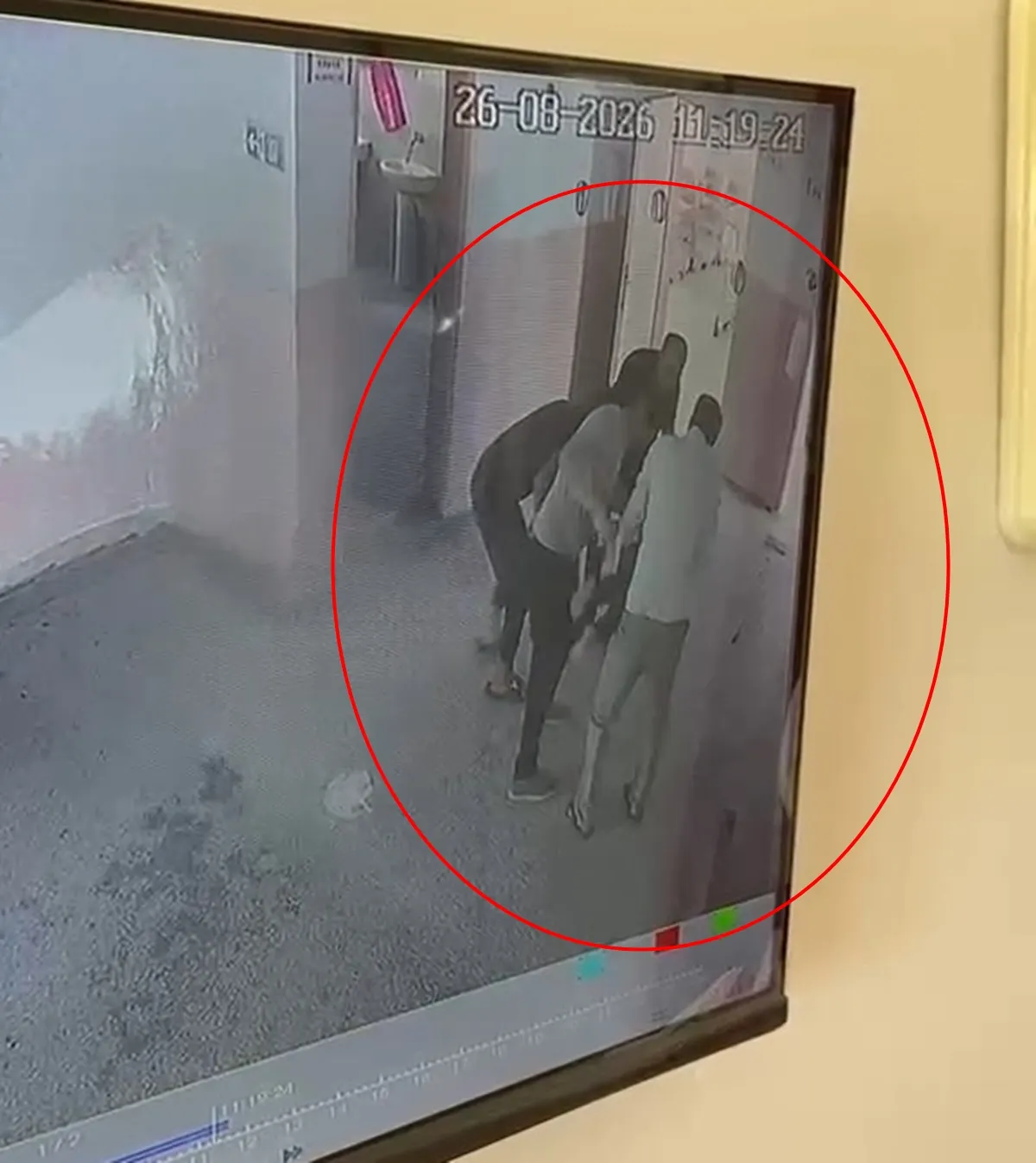 Okul müdürünün Heimlich manevrası 5 yaşındaki çocuğu hayata bağladı