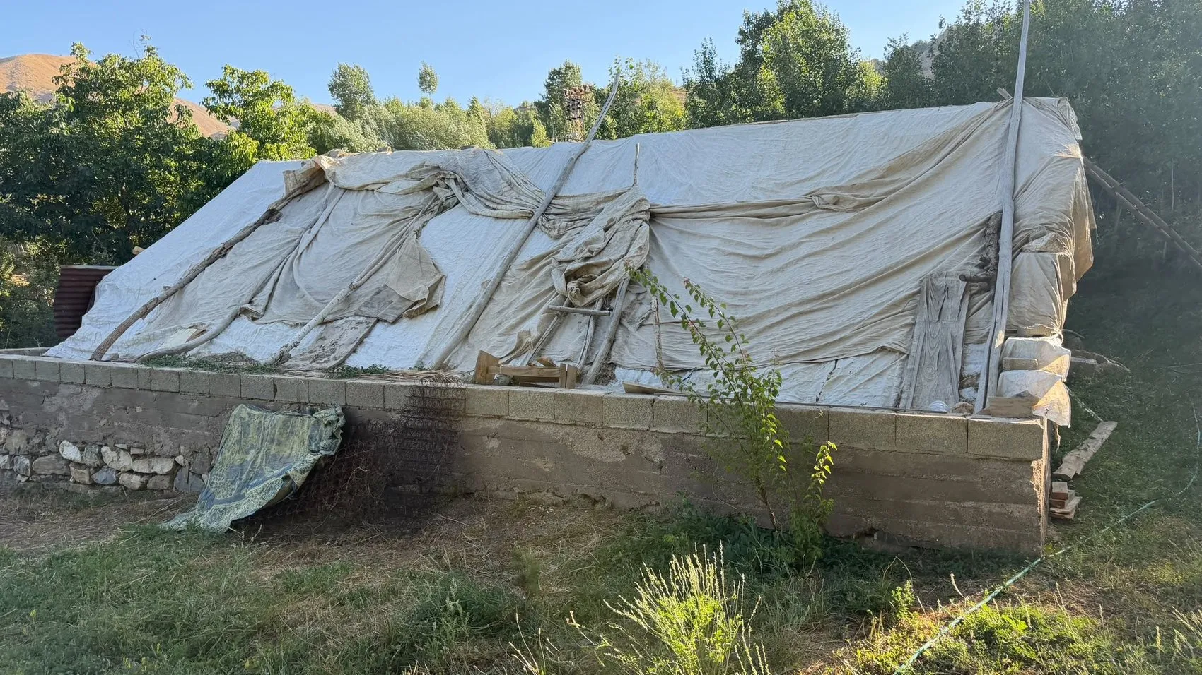 Yer minderinde ders çalışan ikizlerin evi yenileniyor