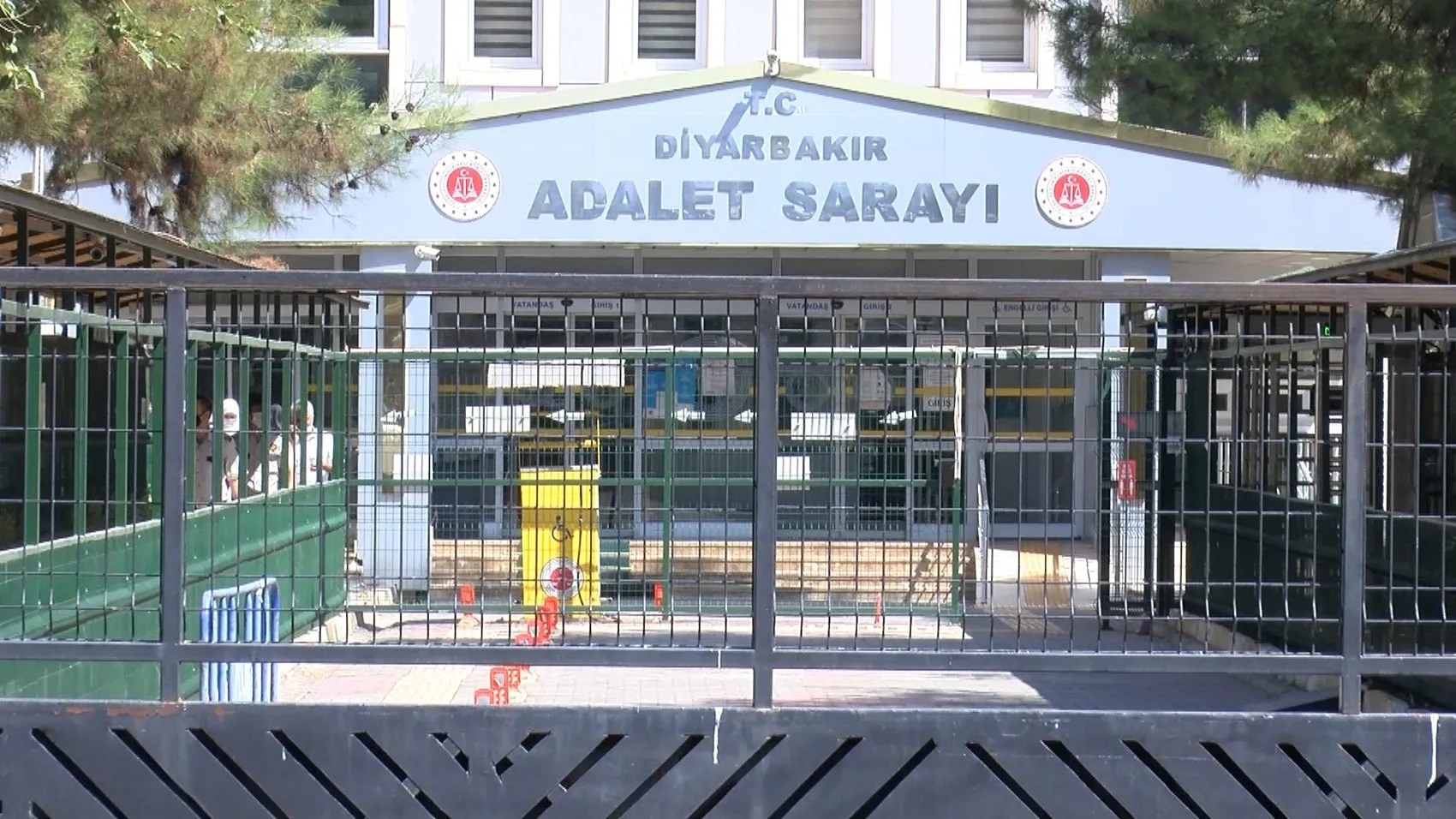 Diyarbakırda telefon dükkanına düzenlenen silahlı saldırının şüphelisi cezaevine gönderildi