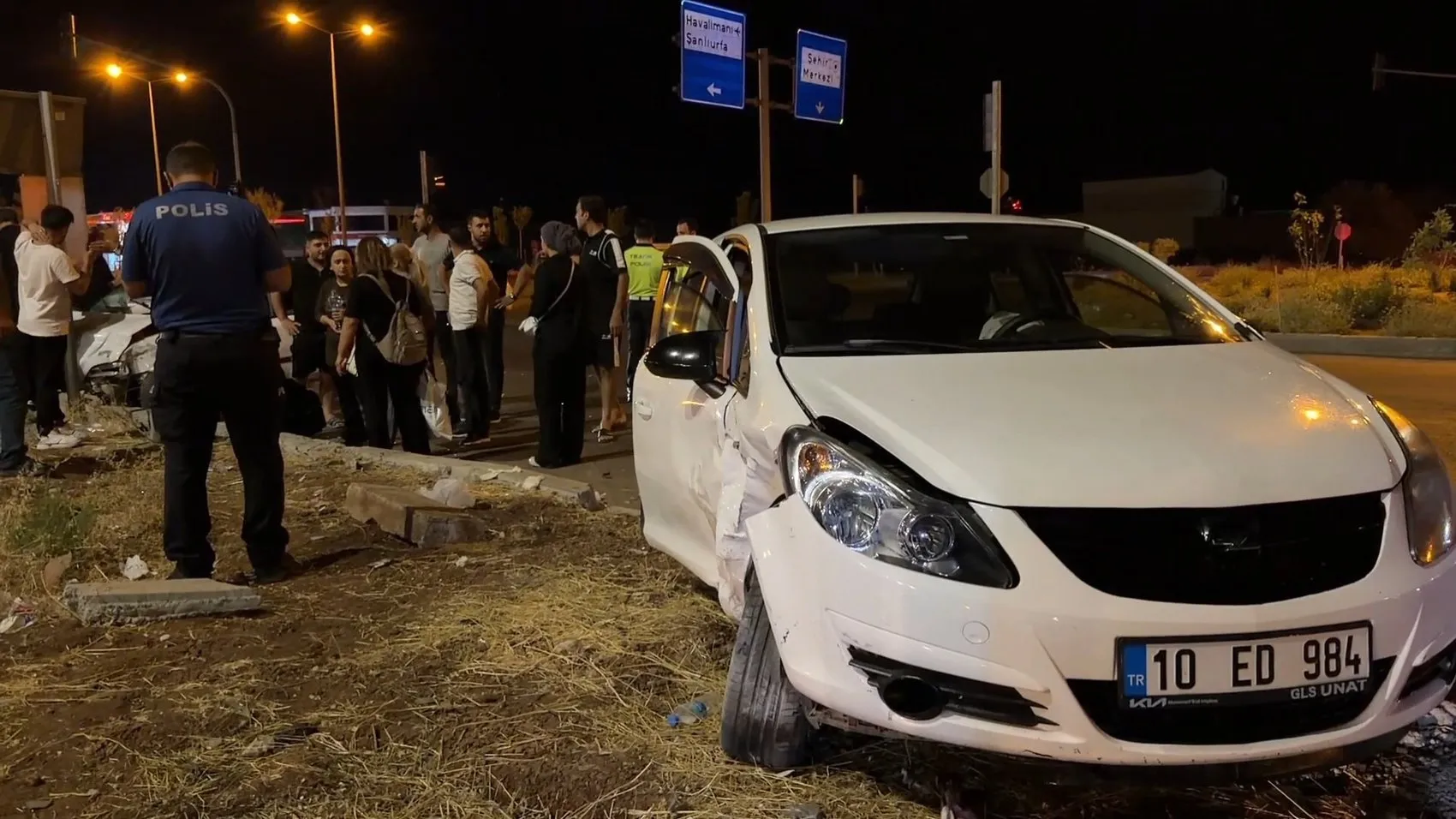 Diyarbakır Mardin yolundaki kavşakta iki araç birbirine girdi
