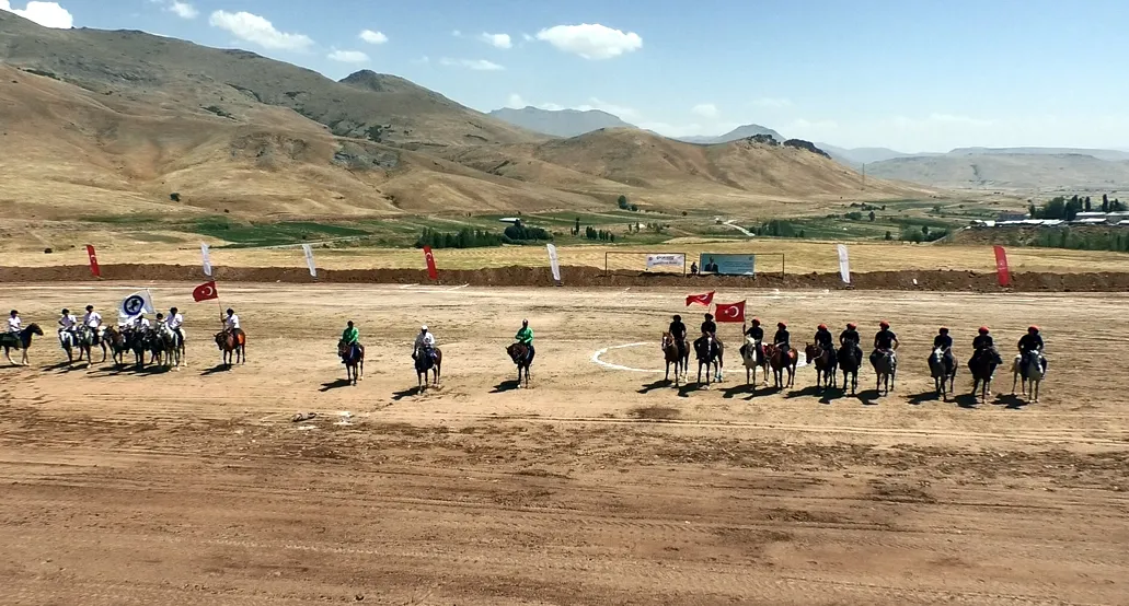 Van Ulupamir köyünde atlı spor heyecanı yaşandı