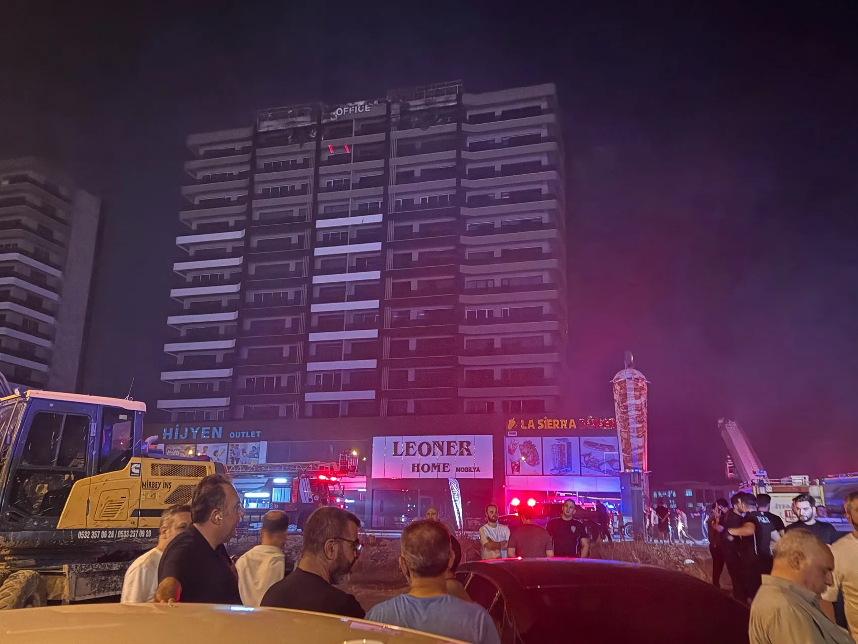 Diyarbakır'daki plazada yangın, itfaiyenin müdahalesiyle söndürüldü