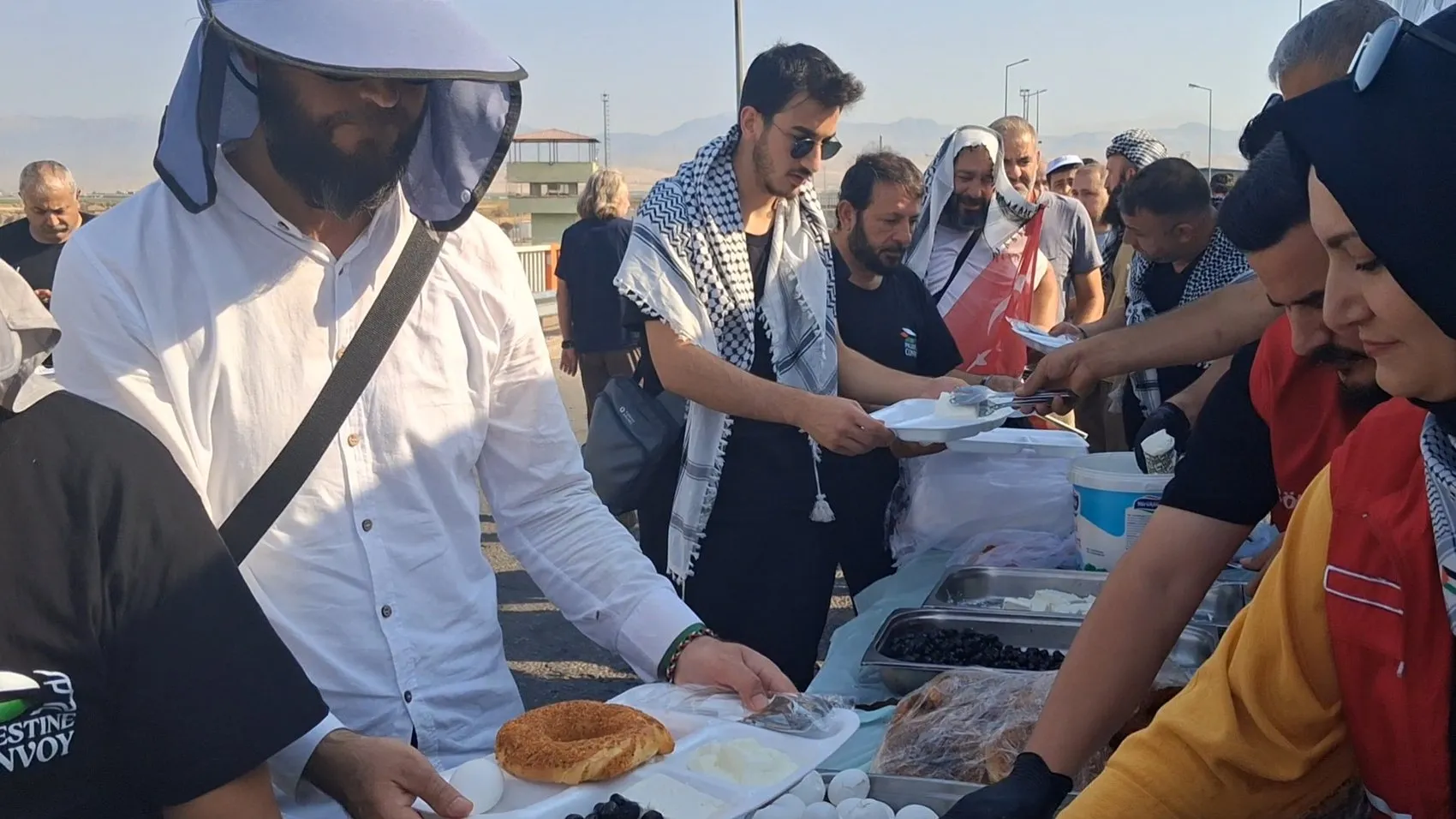Sınırda bekleyen Filistin destekçilerine Şırnaklı iş insanından yemek yardımı