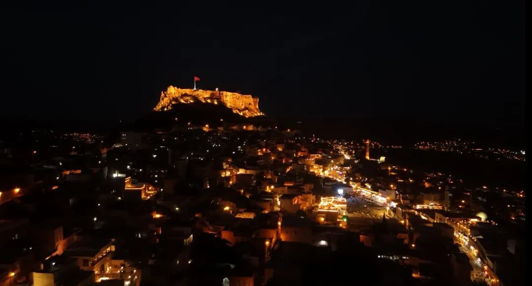 Mardinliler aşırı sıcaklardan korunmak için damlarda uyumayı tercih ediyor