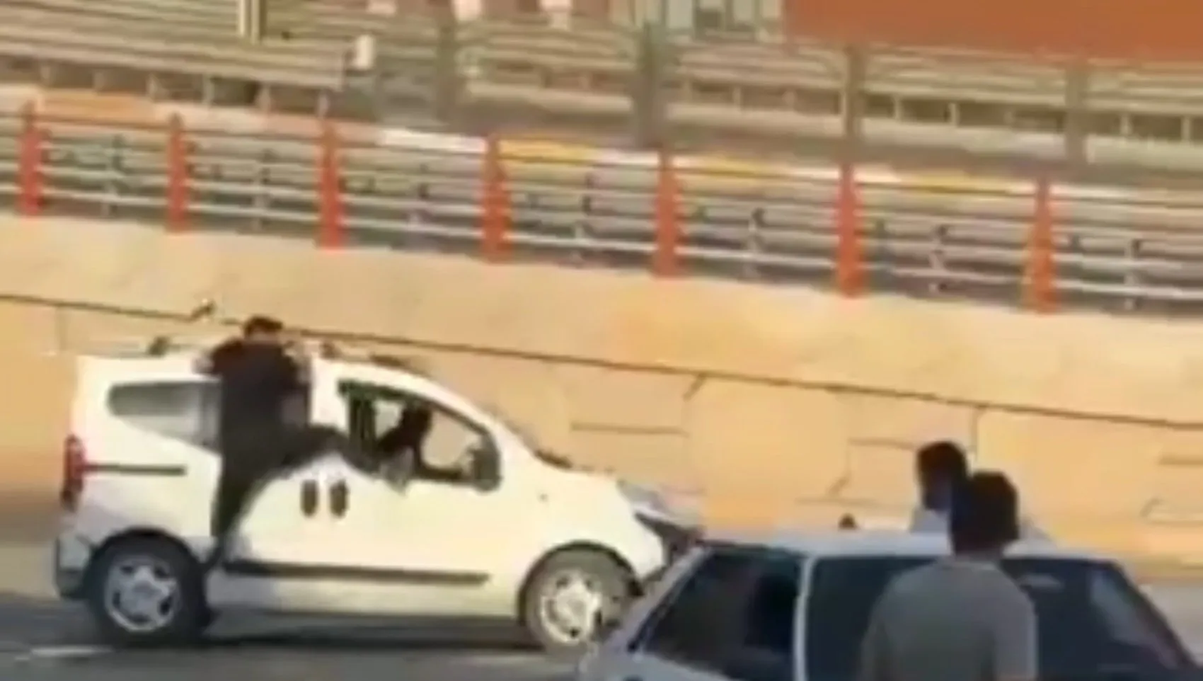 Şanlıurfa sokaklarında hareket halindeki araca tutunarak içeri girmeye çalıştı