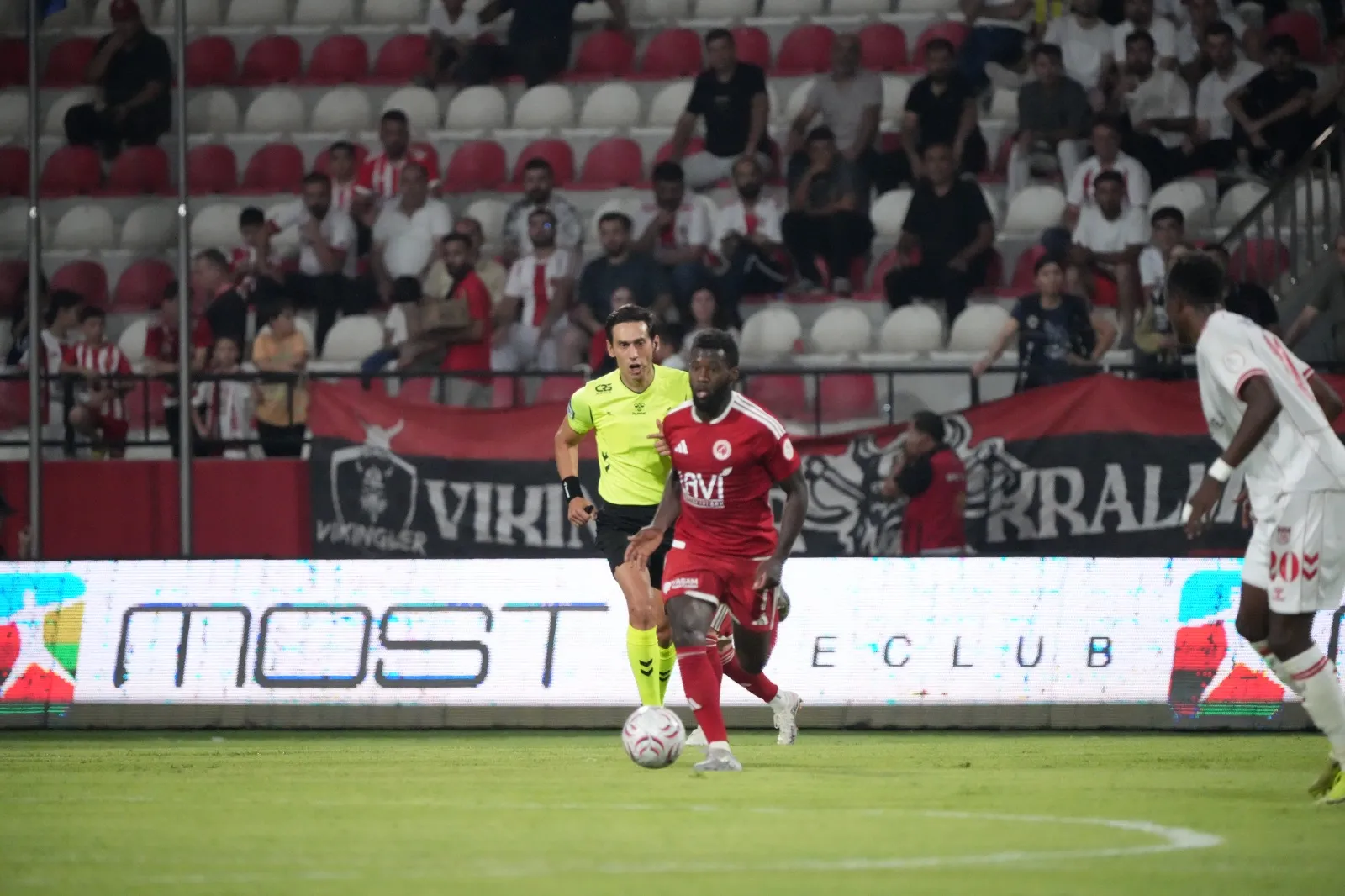 Batman Petrolspor son dakikalarda bulduğu gollerle Sivasspor'u devirdi