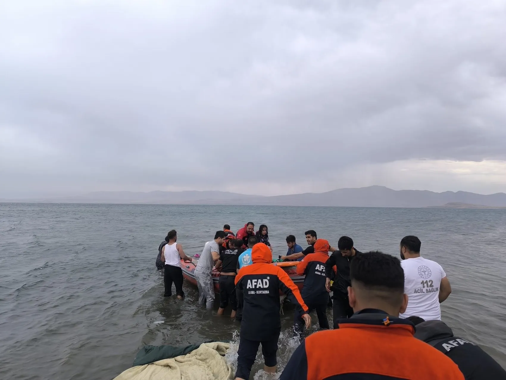 Rüzgarla Van Gölü'nde açığa sürüklenen 3 kişiyi dalgıçlar kurtardı