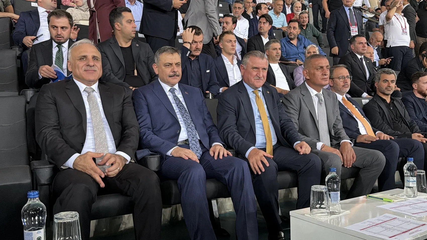 Amedspor ve Erzurumspor mücadelesinde protokol tribününde dikkat çeken isimler yer aldı