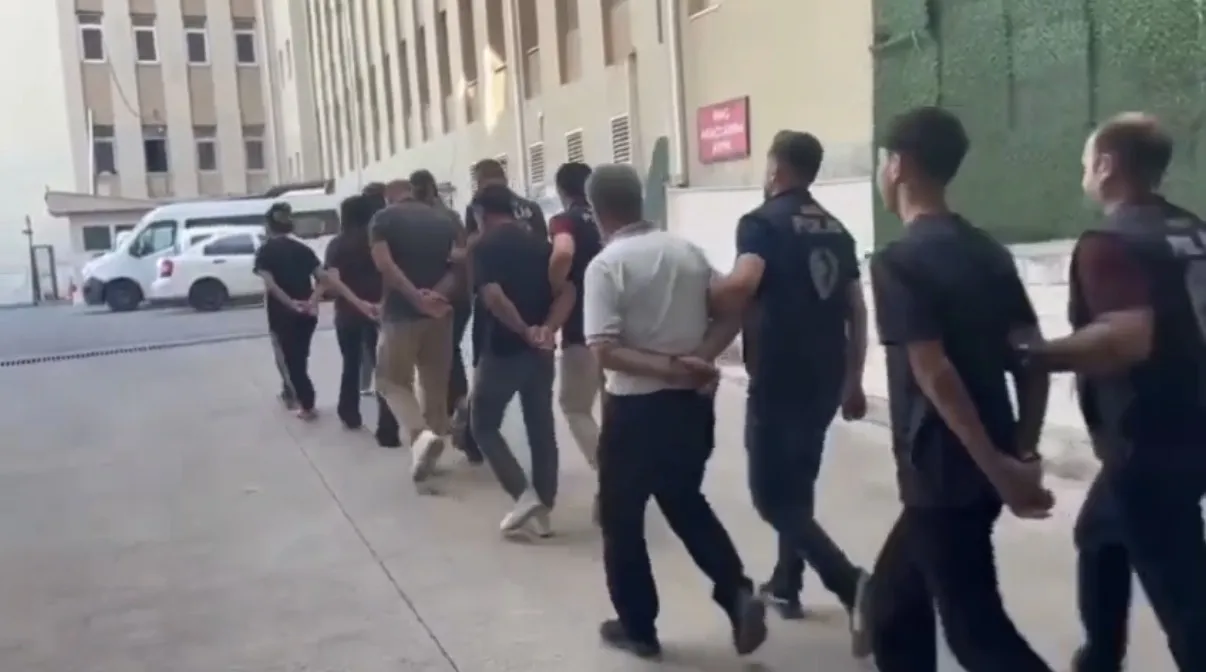 Acılı ailelere şantaj yapan sanal zorbalara polis operasyonu düzenlendi