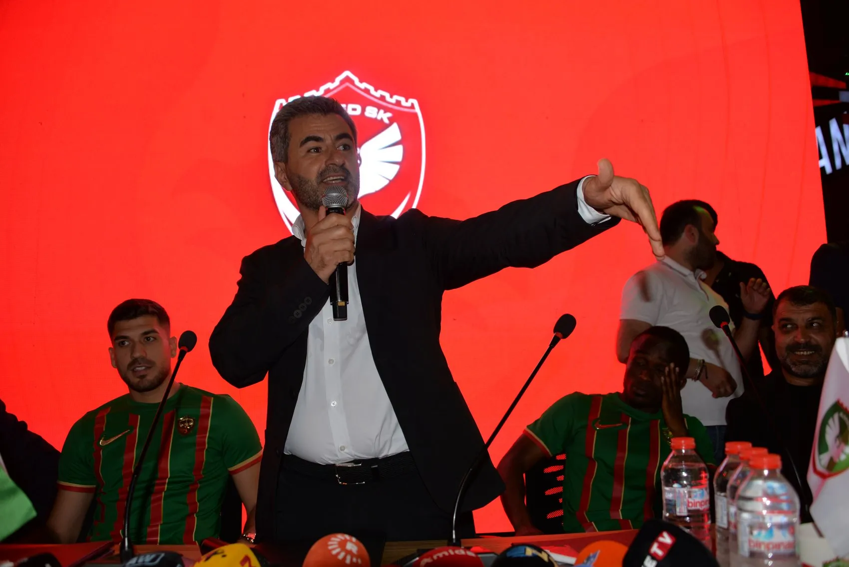 Amedspor yeni transferlerini taraftarıyla birlikte düzenlenen törende resmen duyurdu