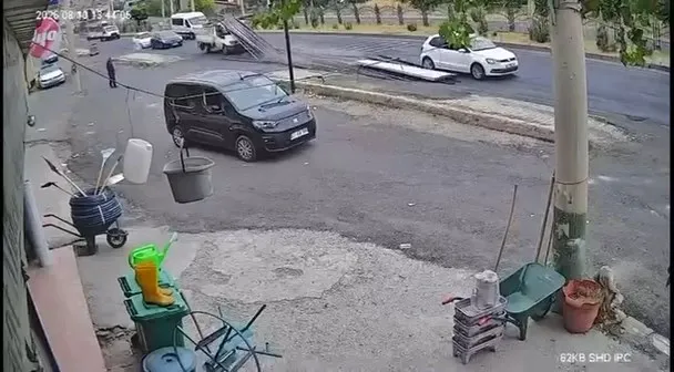 Diyarbakır Silvan yolunda kamyonetten dökülen demirler trafiği birbirine kattı