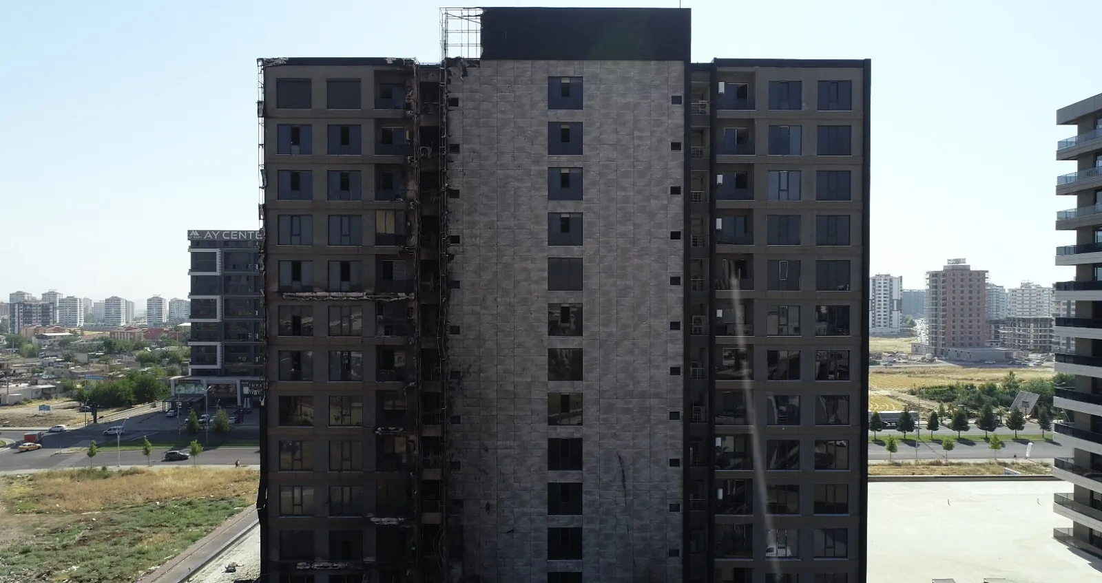 Diyarbakır'daki plazada yangın hasarı dronla görüntülendi