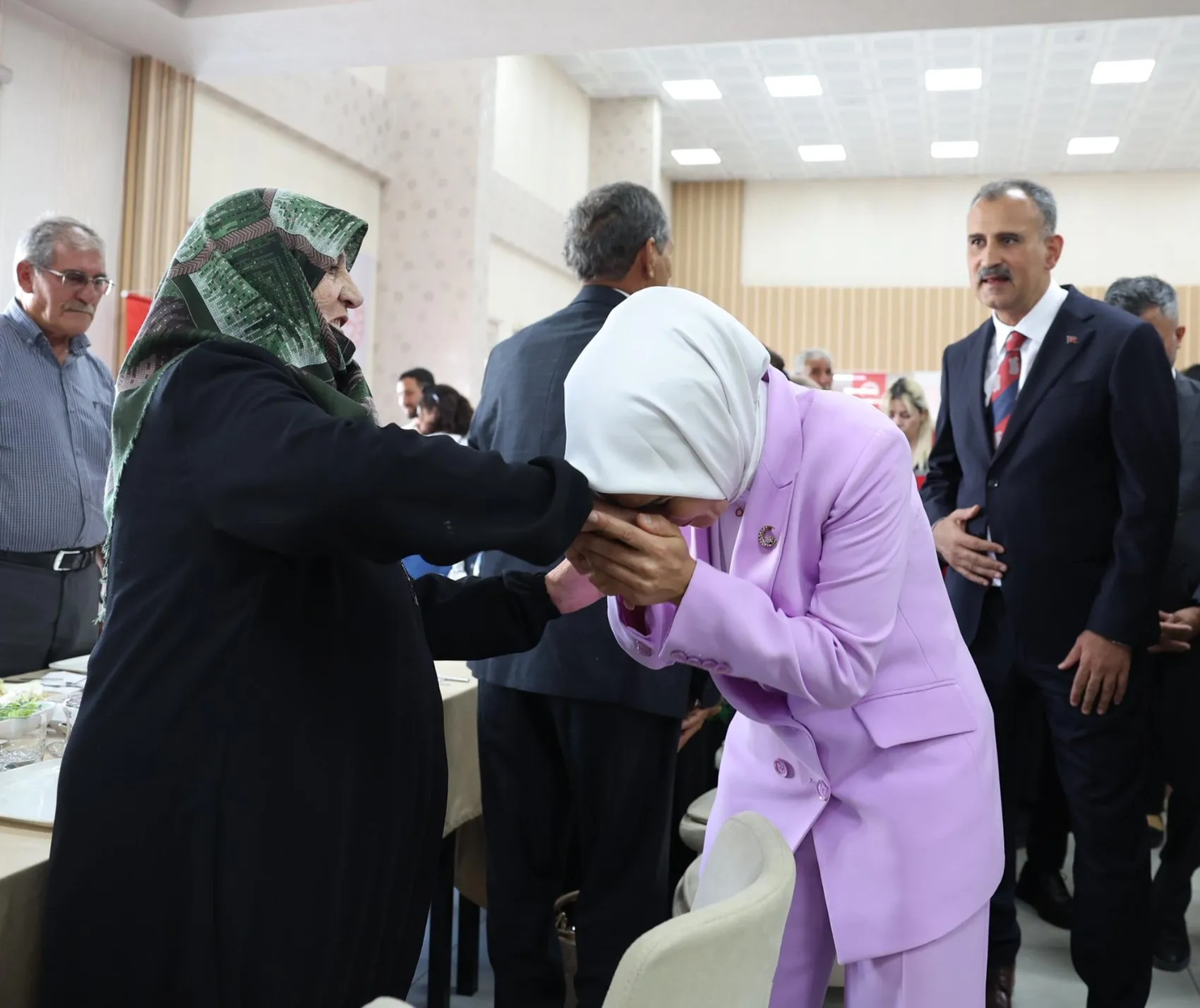 Bakan Göktaş şehit yakınları ve gazilerle Ağrı’da bir araya geldi