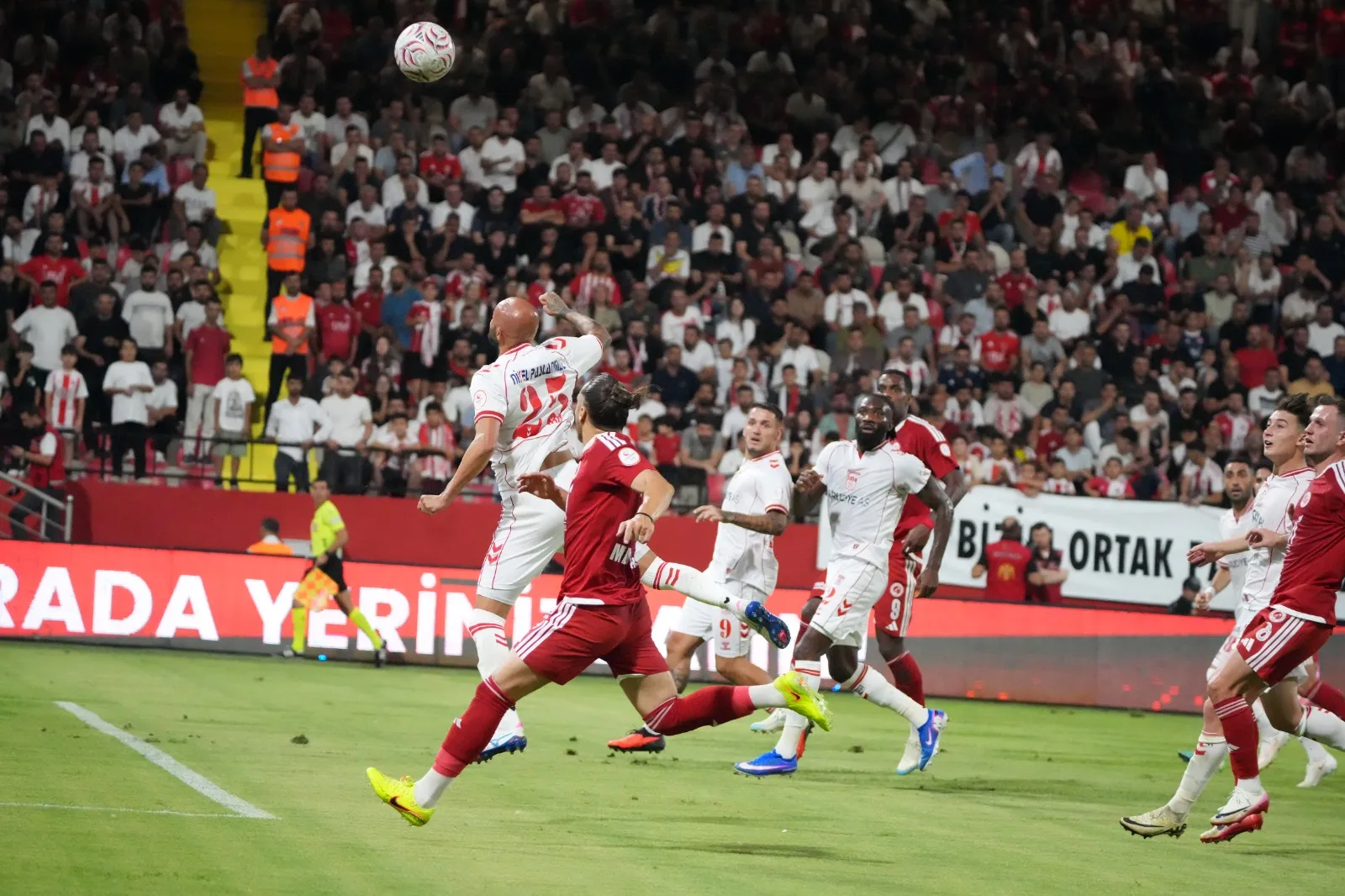 Batman Petrolspor son dakikalarda bulduğu gollerle Sivasspor'u devirdi