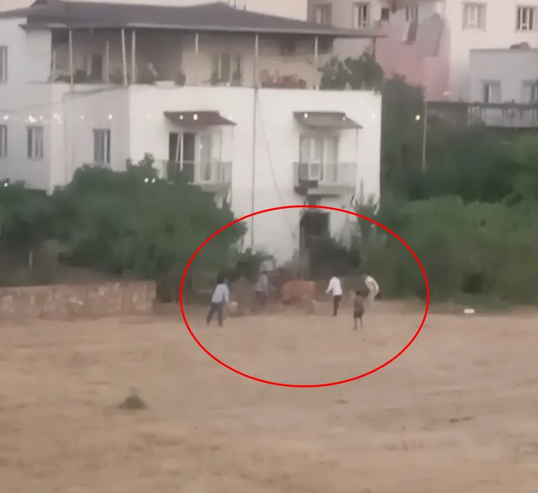 İpinden kurtulan inek sahibini yere devirdi, kovalamaca kamerada