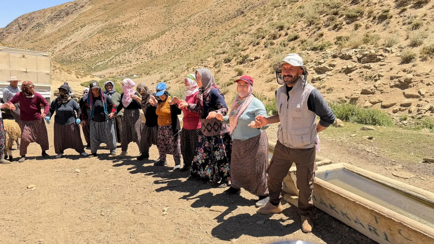 Hakkari yaylalarında mesai bitimi halayla gelen neşe