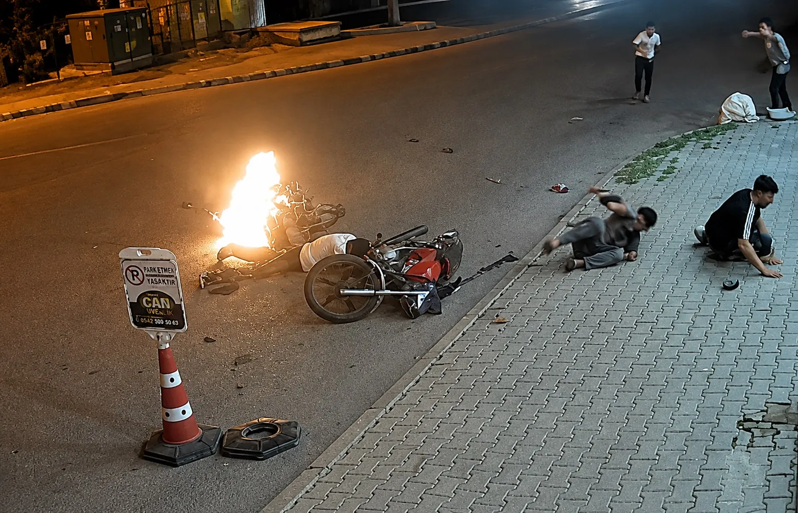 Şanlıurfa Birecik'te iki motosiklet çarpıştı ve biri alevler içinde kaldı