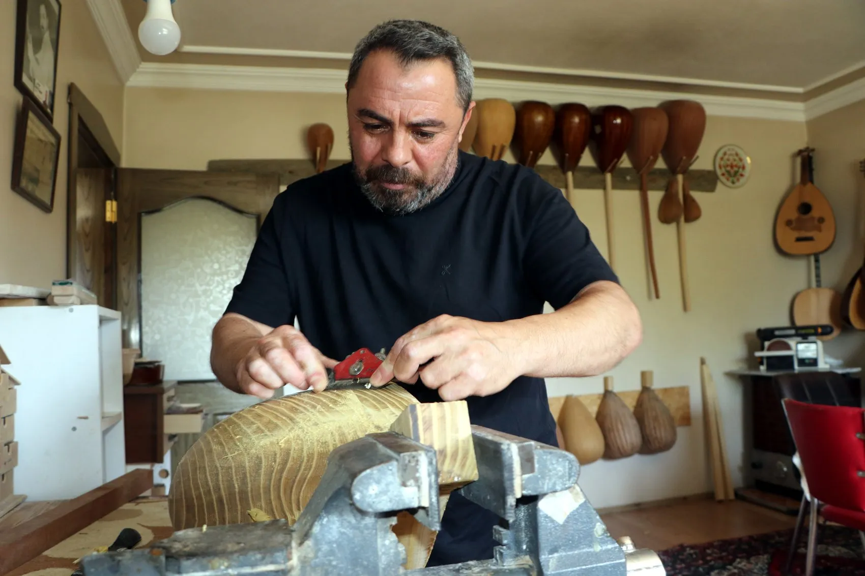 Vanlı bağlama ustasının el emeği eserleri dört kıtaya ulaşıyor