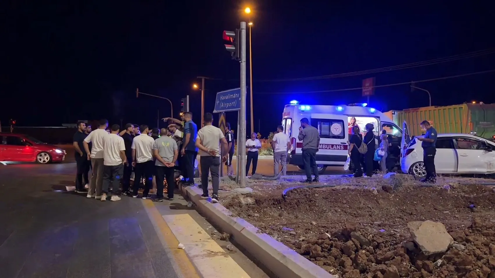 Diyarbakır Mardin yolundaki kavşakta iki araç birbirine girdi