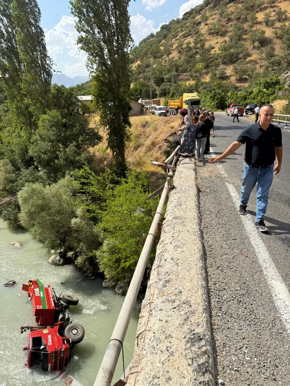 Yangına müdahale için yola çıkan arazöz nehre uçtu