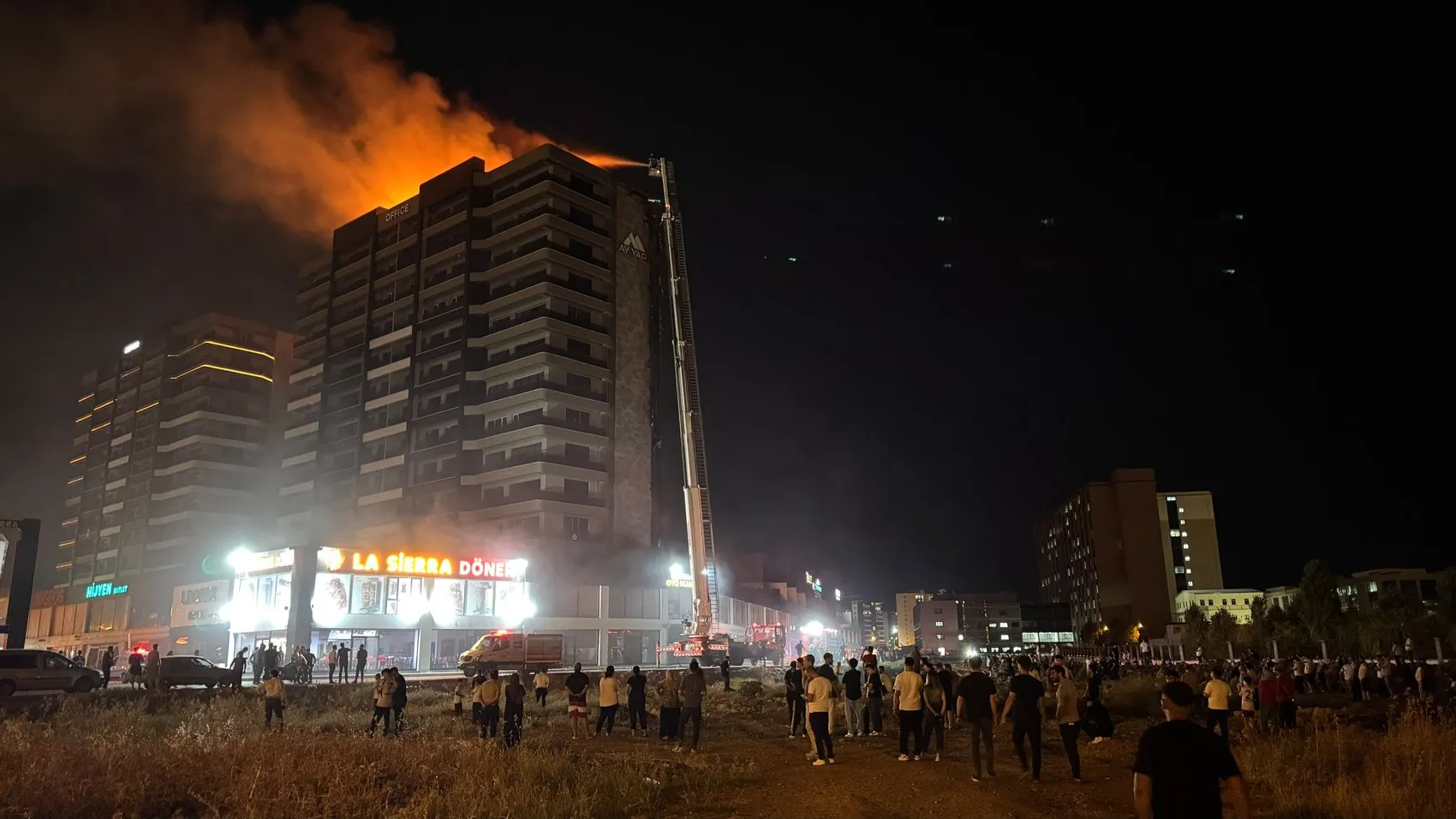 Diyarbakır'da plazada yangın büyüdü, çatıya sıçradı