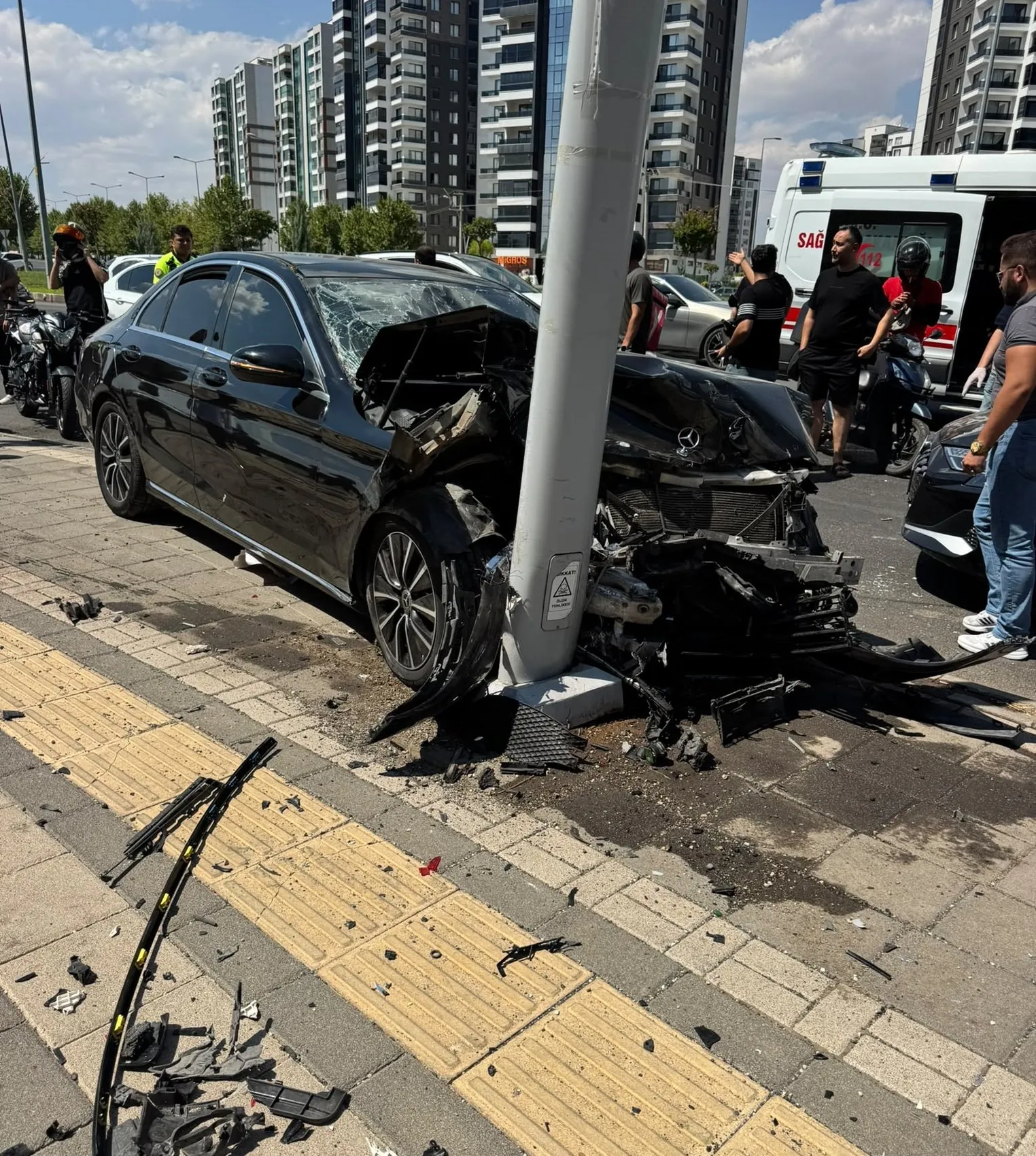 Kayapınar ilçesinde iki araç çarpıştı