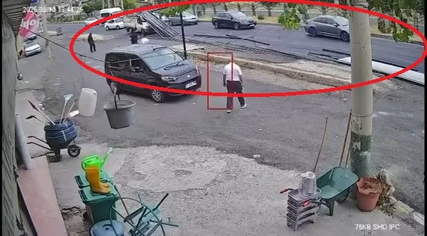 Diyarbakır Silvan yolunda kamyonetten dökülen demirler trafiği birbirine kattı