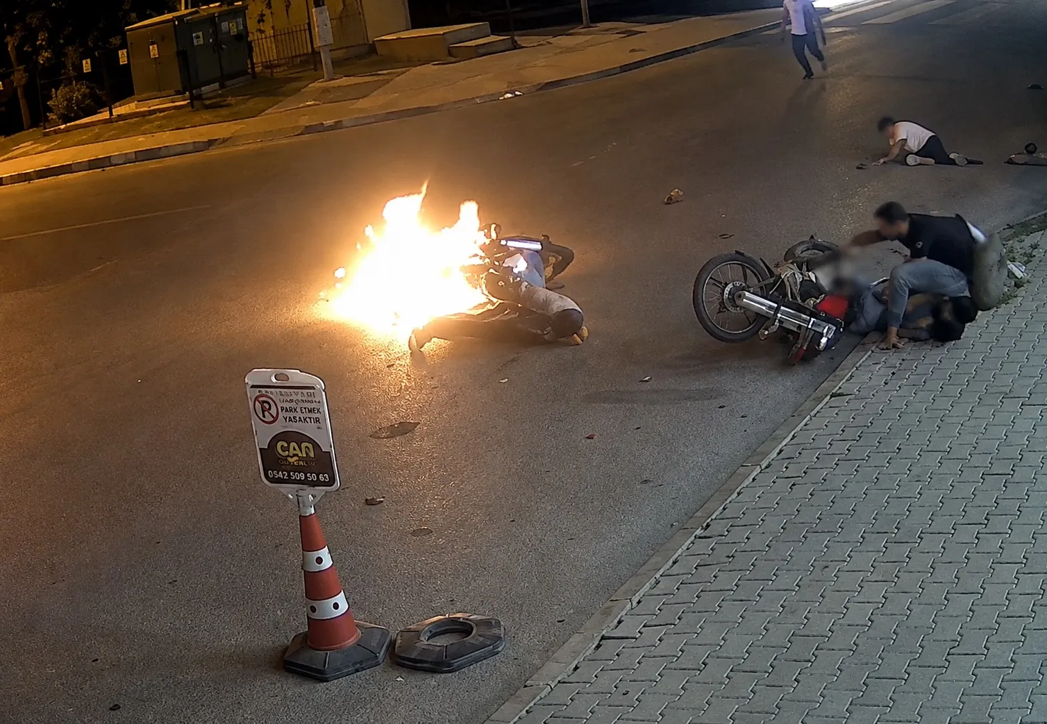 Şanlıurfa Birecik'te iki motosiklet çarpıştı ve biri alevler içinde kaldı