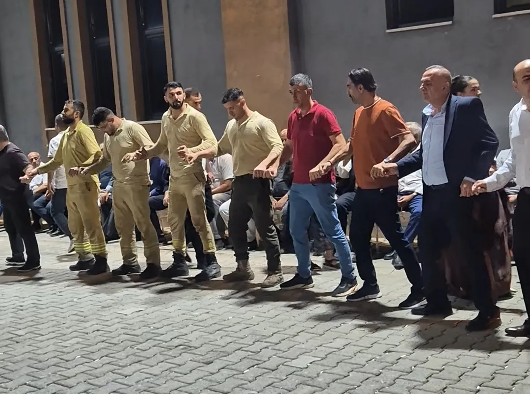 Eruhlu orman işçileri yangın söndürme görevinden düğün halayına geçti