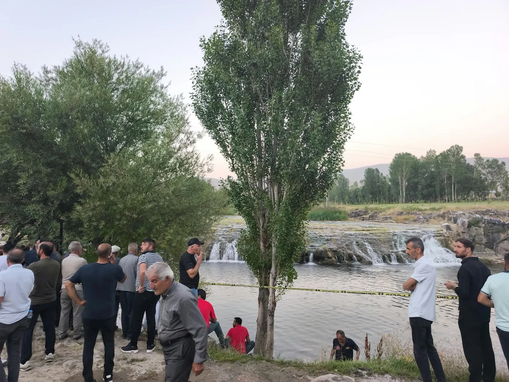 Van Muradiye'de çaya düşen çocuğunu kurtaran baba hayatını kaybetti