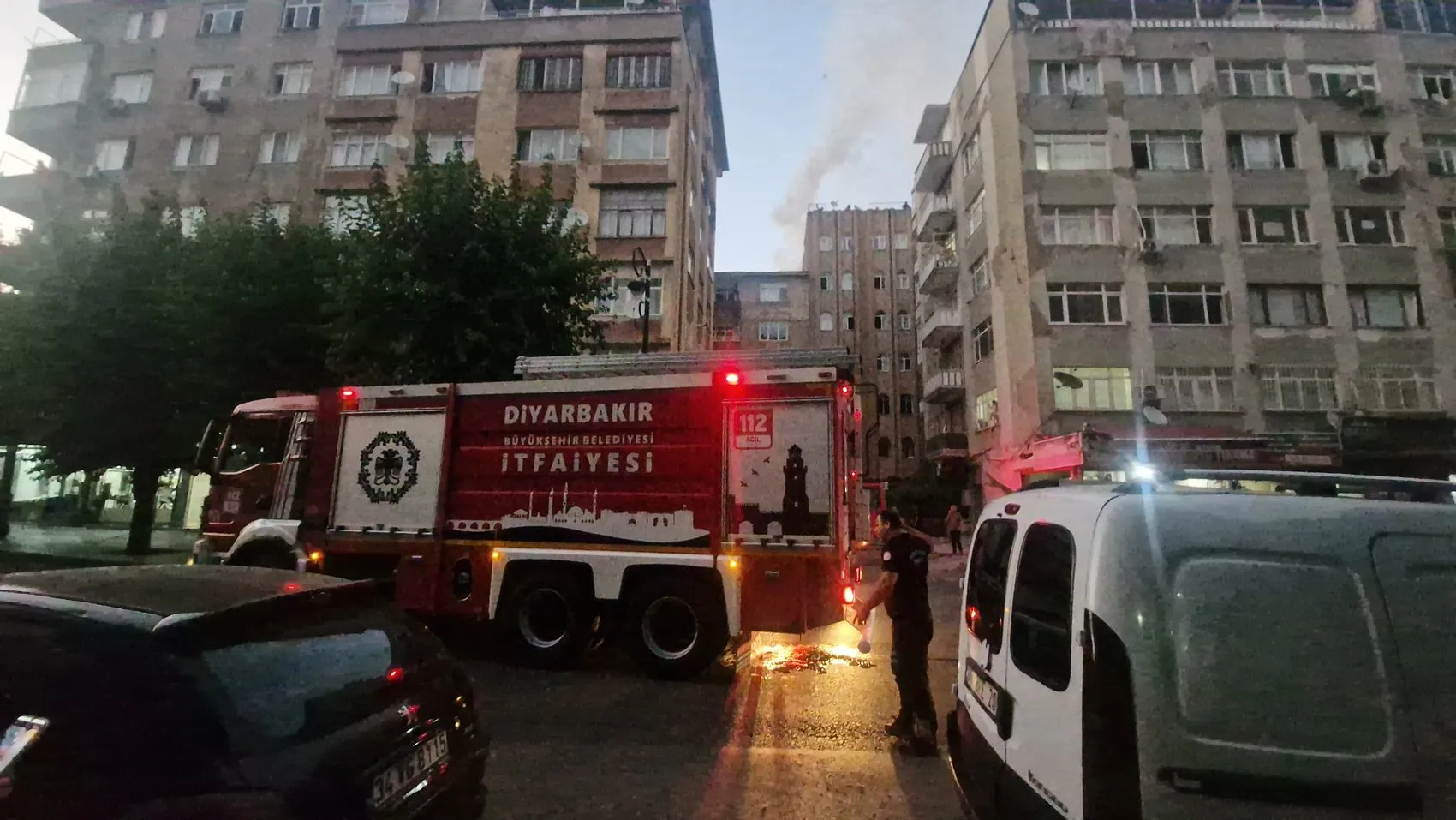 Diyarbakır Yenişehir'de bir apartmanın çatısı alevlere teslim oldu