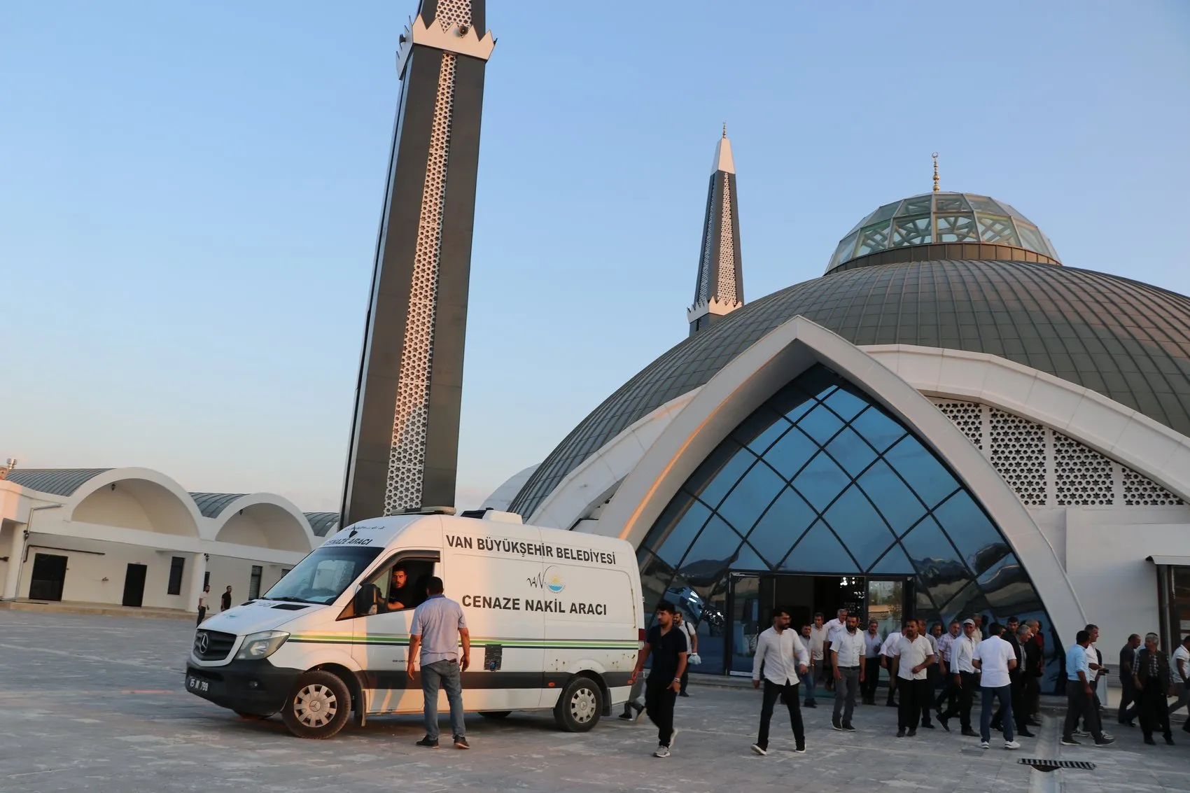 Van Gölünde iki kardeşin hayatını kaybettiği acı olayda cenazeler defnedildi