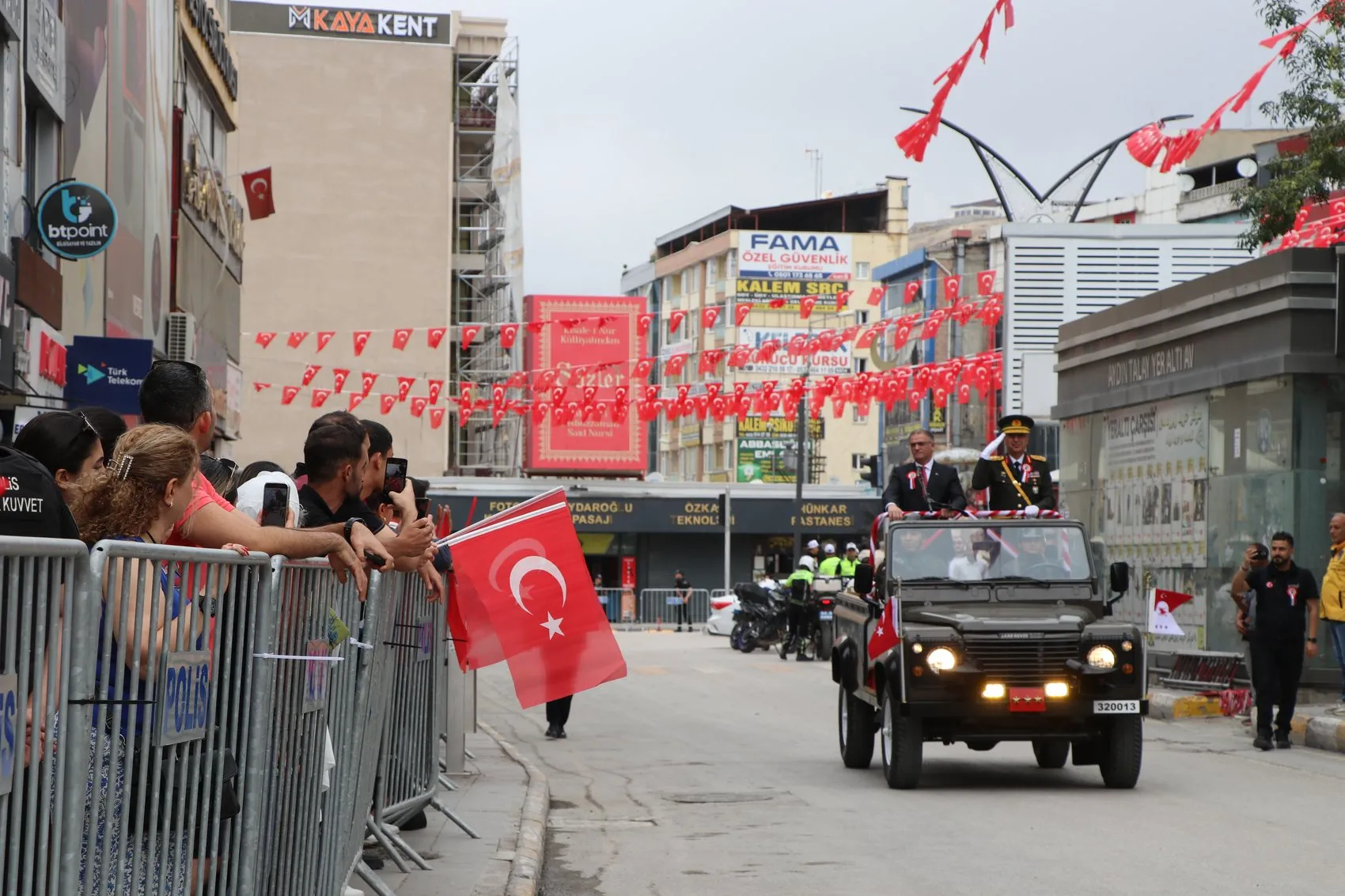Van'da 30 Ağustos kutlamalarında atlı birlikler büyük alkış aldı