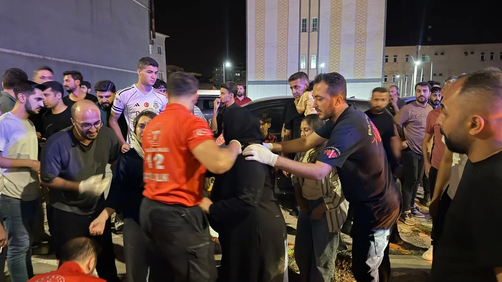 Yüksekova'da kontrolden çıkan otomobil park halindeki araçlara çarptı