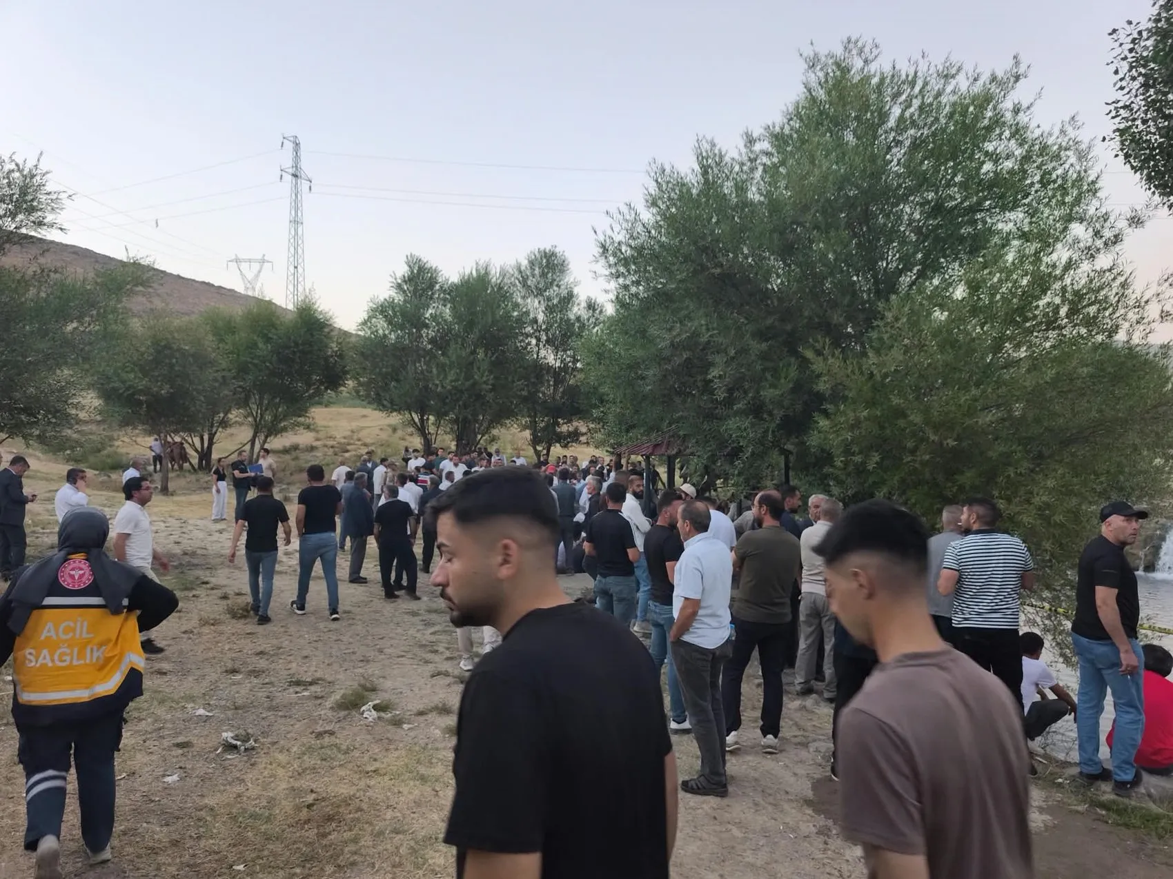 Van Muradiye'de çaya düşen çocuğunu kurtaran baba hayatını kaybetti