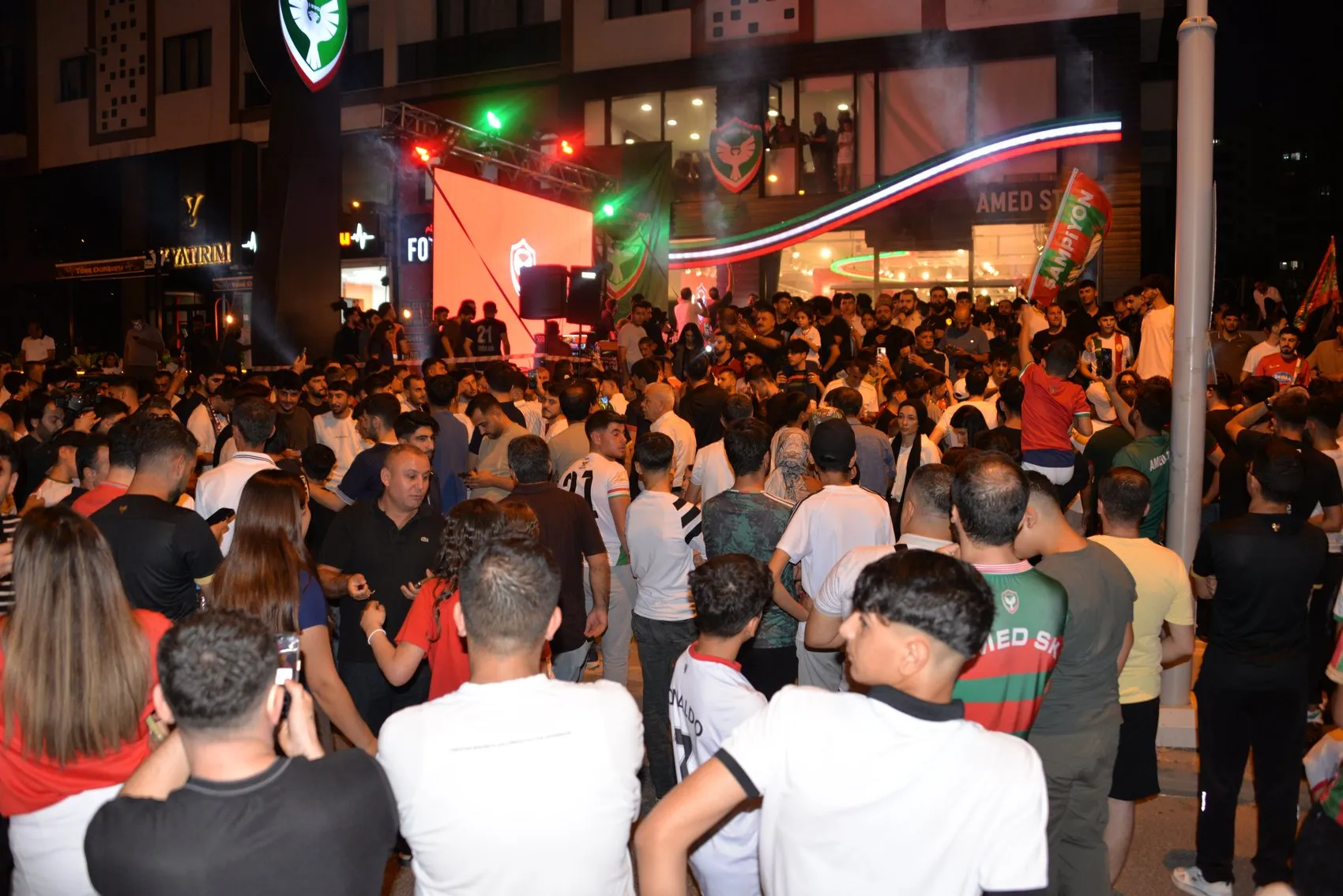 Amedspor yeni transferlerini taraftarıyla birlikte düzenlenen törende resmen duyurdu
