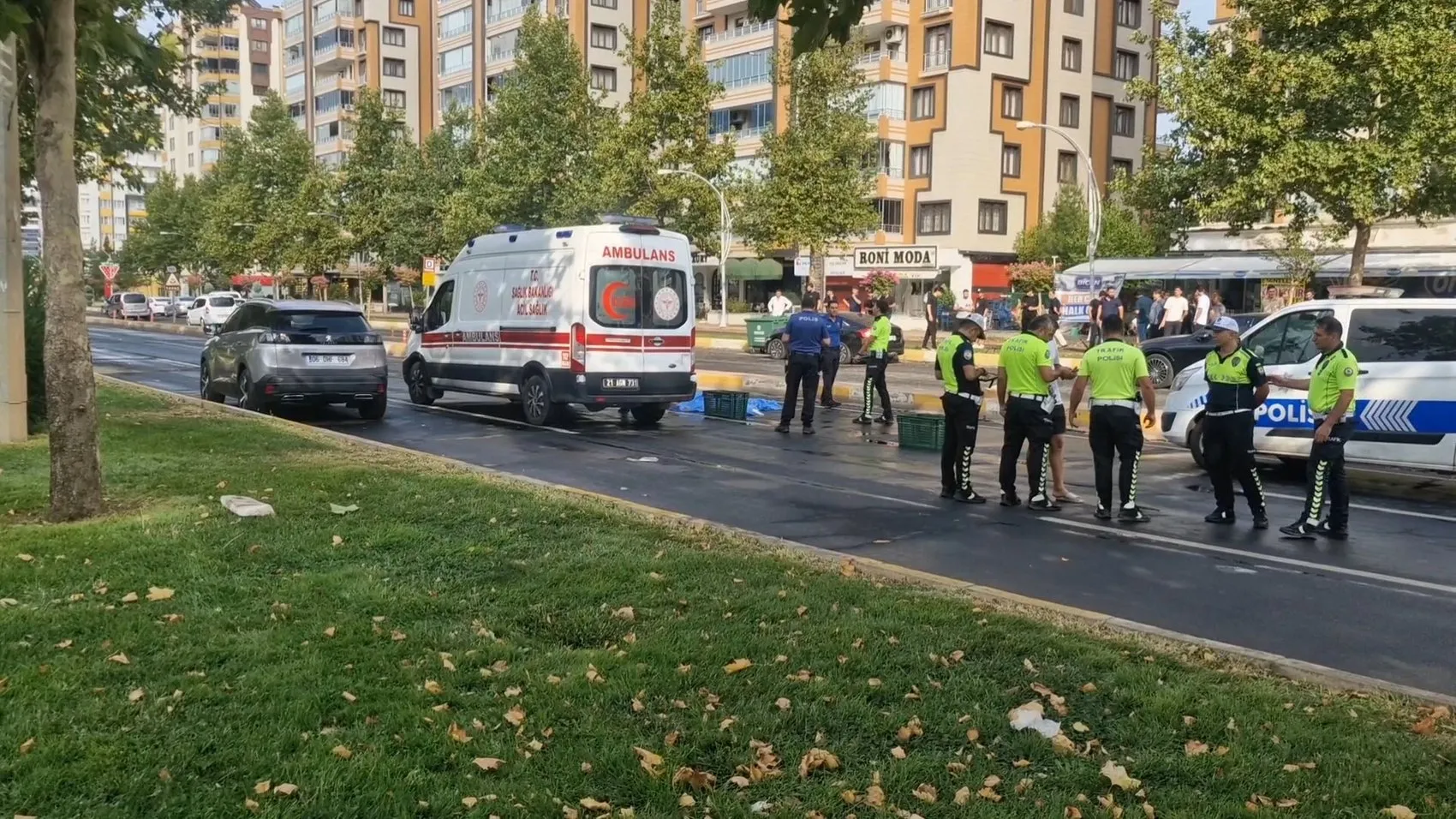 Diyarbakır'da karşıdan karşıya geçerken otomobilin çarptığı kişi can verdi