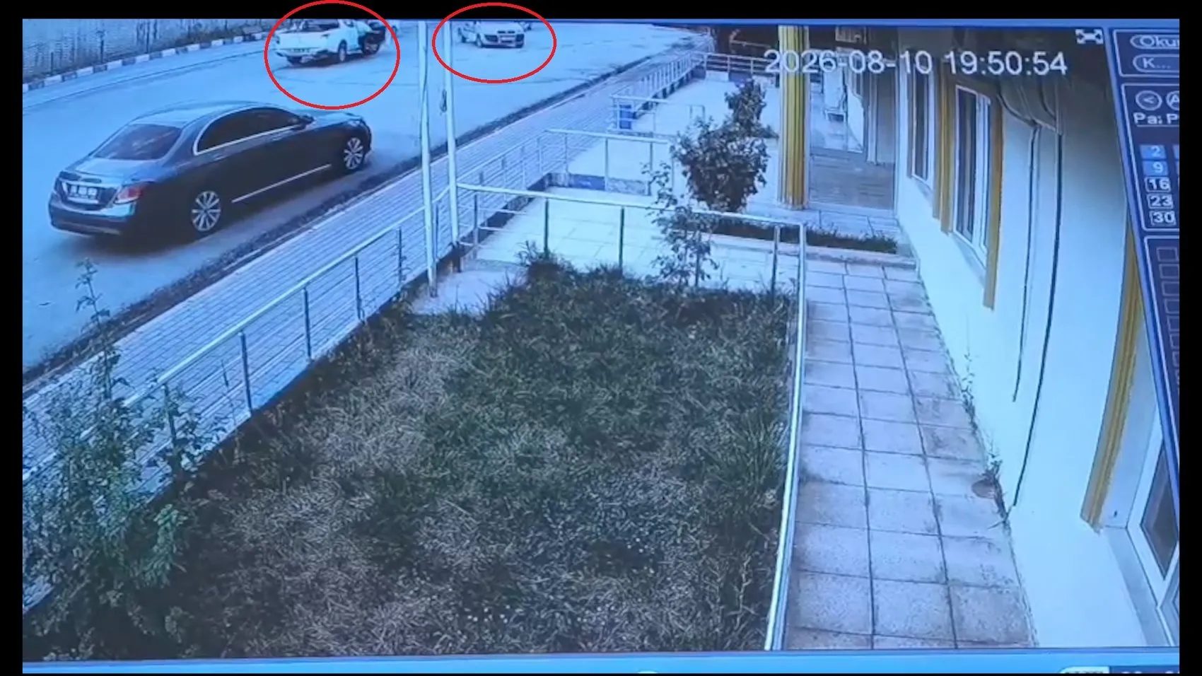 Baykan Belediyesi çalışanları kontrolden çıkan otomobili son anda durdurdu