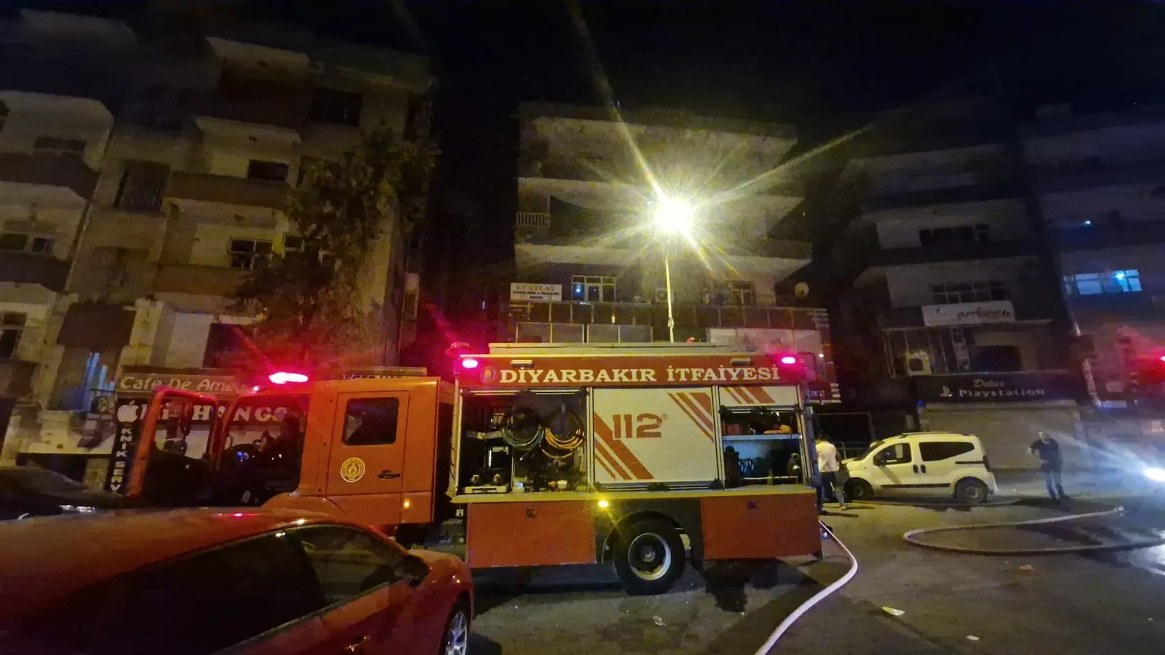Diyarbakır Yenişehirde çatı yangını sonrası iki kişi gözaltına alındı